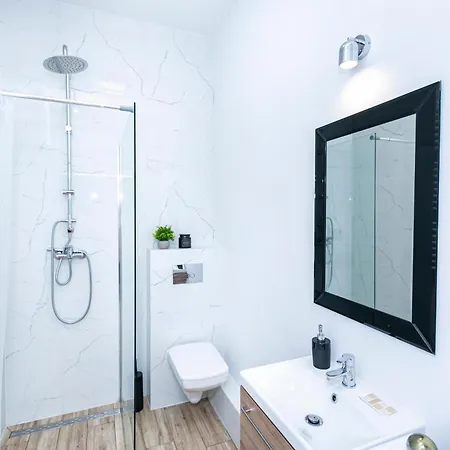 Chlodna 22a - Duzy Taras - Large Terrace - Bezplatny Parking - Free Parking - Better *