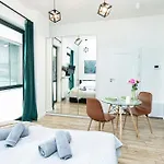 公寓 Chlodna 22a - Duzy Taras - Large Terrace - Bezplatny Parking - Free Parking - Better